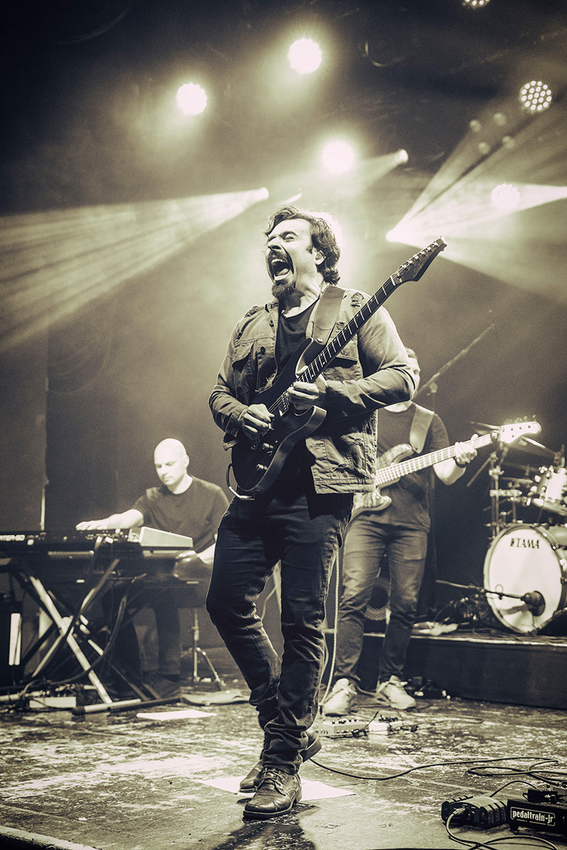 André Nieri tocando guitarra ao vivo no palco